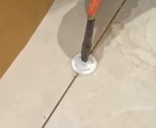 江阳瓷砖空鼓维修公司专业解答瓷砖在铺贴过程中，如果没有涂抹均匀到位的粘结材料（如水泥砂浆或瓷砖胶），可能会导致以下问题